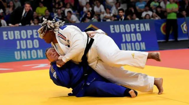 המדליה הישראלית היחידה. רז הרשקו בהפסד לרומן דיקו (צילום: GettyImages, SAVO PRELEVIC/AFP)