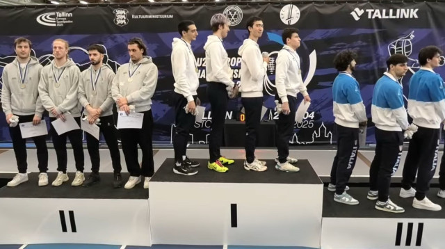 נבחרת שוויץ עד גיל 23 בסיף מבזה את ההמנון הישראלי (צילום: eurofencing)