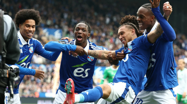 שחקני שטרסבורג חוגגים עם דייגו מוריירה (שני מימין) (צילום: GettyImages, FREDERICK FLORIN/AFP)