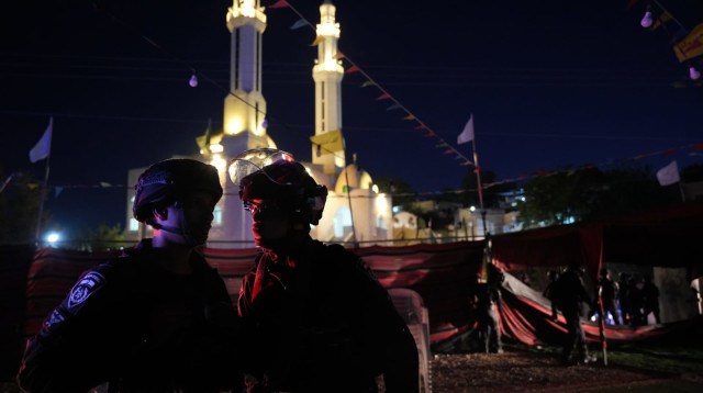 שוטרים במבצע "נסיעה קלה" בפזורה הבדואית בנגב (צילום: דוברות המשטרה)