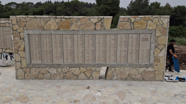 קיר ההנצחה לנרצחי וחללי הקיבוצים המלחמה (צילום: דוברות התנועה הקיבוצית)