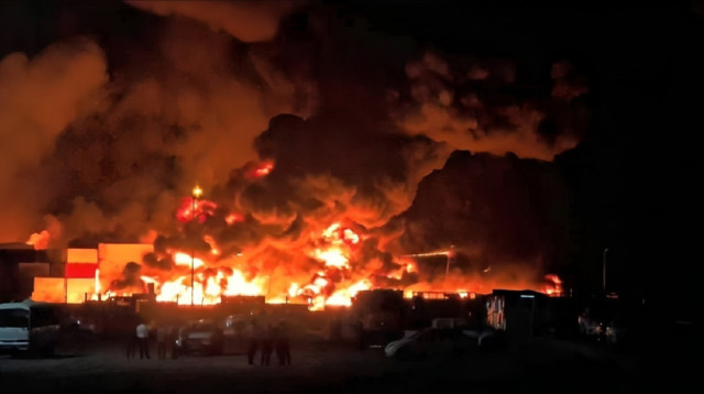 השריפה בנמל באיראן (צילום: רשתות ערביות)