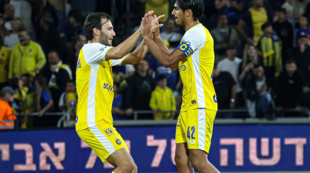 דור פרץ שחקן מכבי תל אביב חוגג שער עם יוריס ואן אובריים (צילום: לילך וייס רוזנברג)