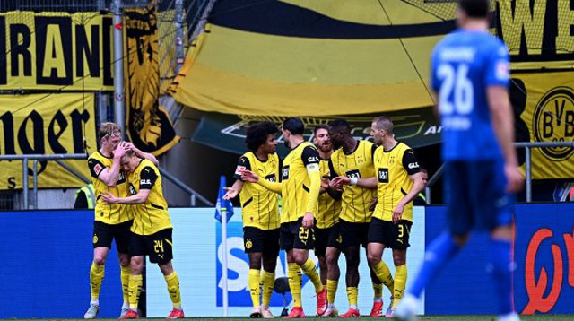 שחקני דורטמונד חוגגים (צילום: Markus Gilliar)