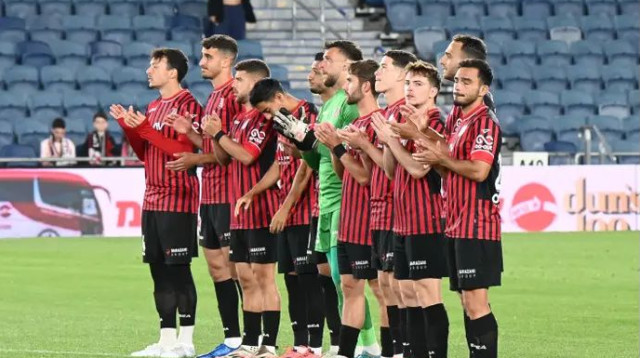 שחקני הפועל ירושלים בדקת דומיה לפני המשחק בשבת (צילום: ברני ארדוב)