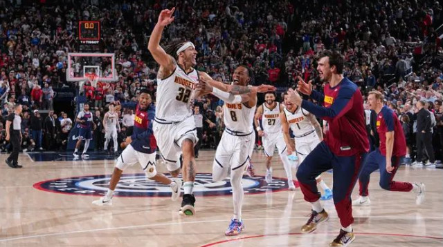 וחוגג (צילום: GettyImages, Garrett Ellwood/NBAE)