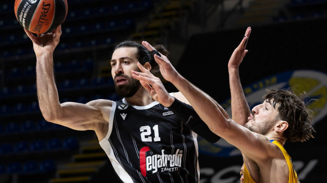 טורניקה שנגליה, וירטוס בולוניה, מול רומן סורקין, מכבי תל אביב (צילום: GettyImages, Srdjan Stevanovic/Euroleague Basketba)