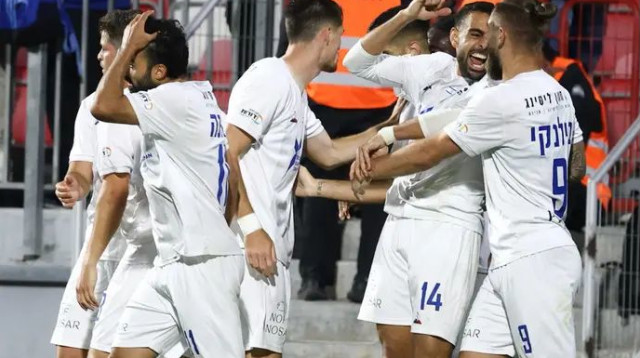 שחקני טבריה חוגגים עם חביבאללה (צילום: דני מרון)