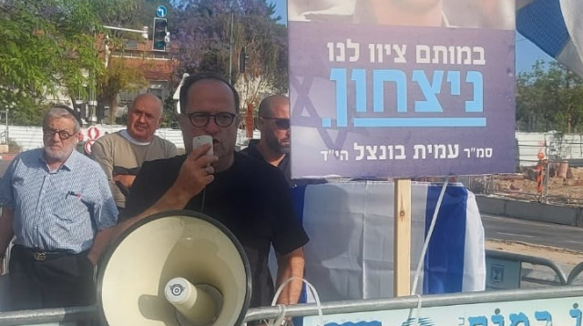 הורים שכולים חוסמים את הכניסה למתקן השב"כ בתל אביב (צילום: איציק בונצל)