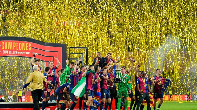 שחקני ברצלונה בהנפת גביע המלך (צילום: Gettyimages)