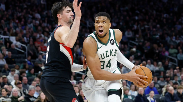 שחקן מילווקי יאניס אנטטוקומפו, מול שחקן פורטלנד טריילבלייזרס, דני אבדיה (צילום: GettyImages, John Fisher)