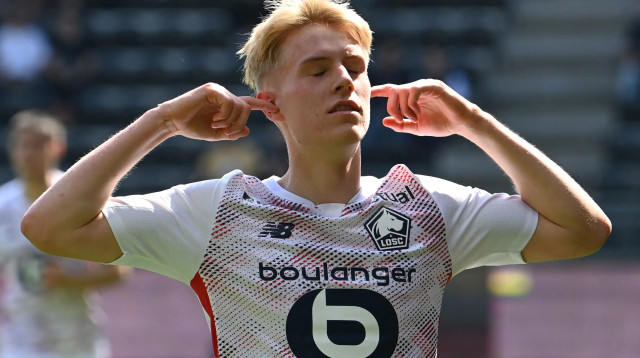 האקון הראלדסון שחקן ליל חוגג שער (צילום: GettyImages, JEAN-FRANCOIS MONIER/AFP)