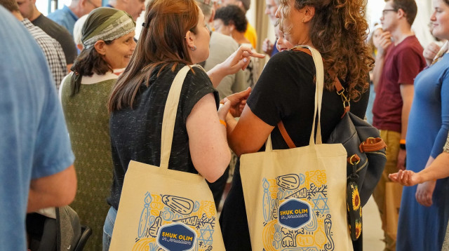 אוכל, אמנות ואופנה. קונים בשוק עולים (צילום: ארגון נפש בנפש)