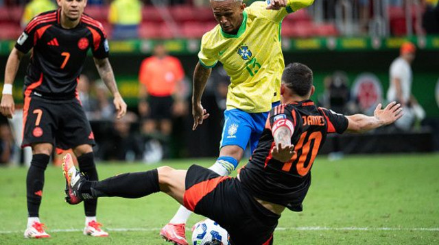 ווסלי במדי נבחרת ברזיל מול חאמס רודריגס ולואיס דיאס (צילום: GocherImagery)