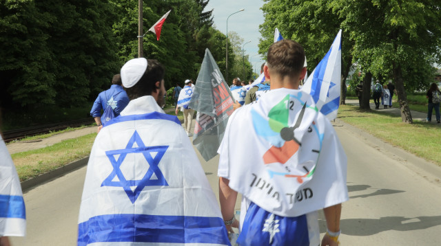 תלמידי משלחת מנהיגויות הנוער לפולין ביום השואה (צילום: רונן חורש, לע"מ)