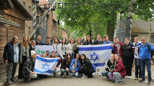 תלמידי משלחת מנהיגויות הנוער לפולין ביום השואה (צילום: רונן חורש, לע"מ)