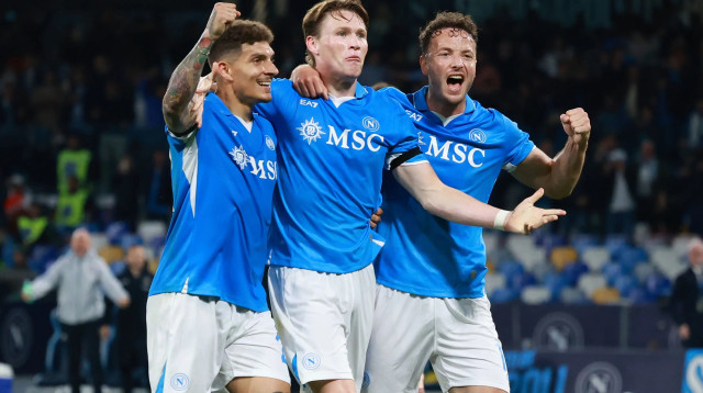 אמיר רמאני (מימין), סקוט מקטומיניי, ג'ובאני די לורנצו שחקני נאפולי חוגגים (צילום: GettyImages, Francesco Pecoraro)