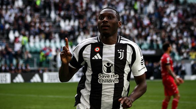 רנדל קולו מואני חוגג במדי יובנטוס (צילום: NurPhoto)