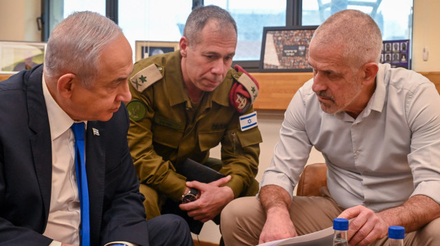 רונן בר, בנימין נתניהו, אבי גיל (צילום: קובי גדעון, לע"מ)