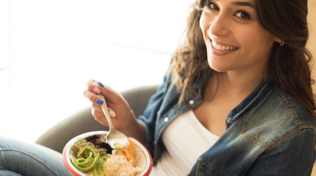 אישה אוכלת (צילום: אינגאימג')