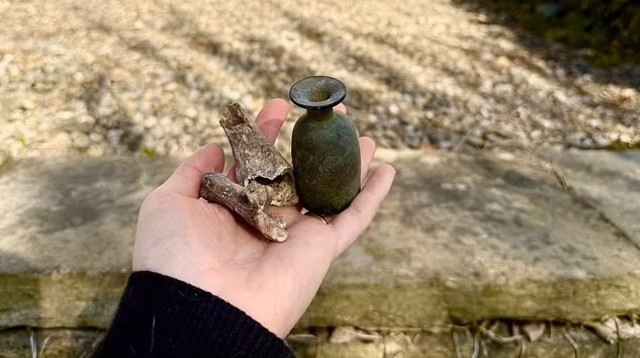 חלק מהעצמות והכדים שמצאה אמי בתוך קירות הבית שלה (צילום: SWNS)