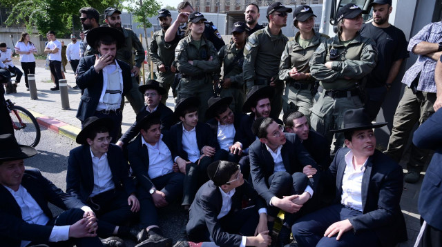 חרדים מפגינים מחוץ ללשכת הגיוס (צילום: אבשלום ששוני)