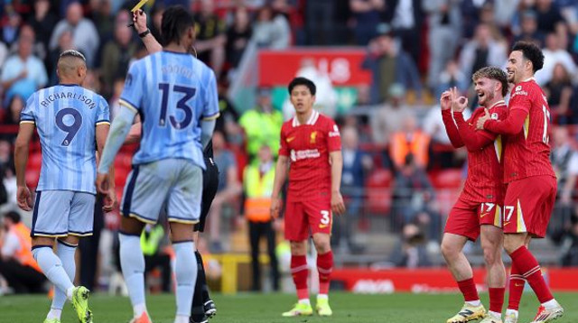 אליוט מתגרה בריצ'רליסון (צילום: Carl Recine)