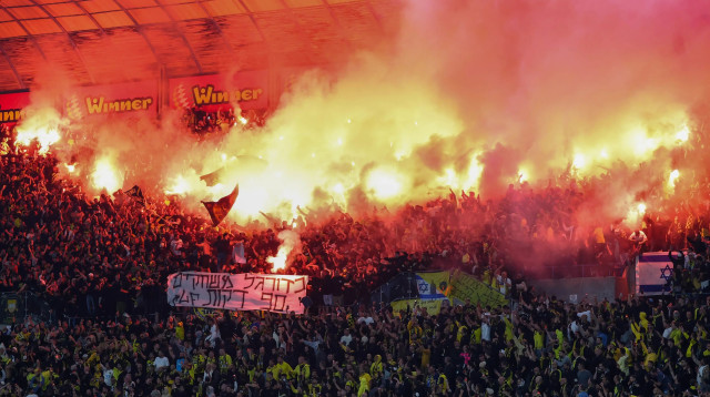 אוהדי בית"ר ירושלים עם אבוקות ביציע (צילום: דני מרון)