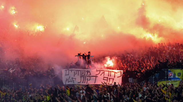 אבוקות אשר אוהדי בית"ר ירושלים הדליקו (צילום: דני מרון)