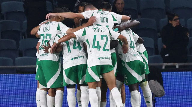 שחקני מכבי חיפה חוגגים (צילום: דני מרון)