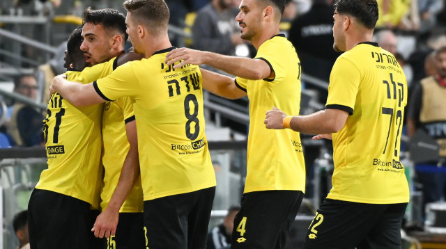 שחקני מכבי נתניה חוגגים עם מאור לוי (צילום: ברני ארדוב)