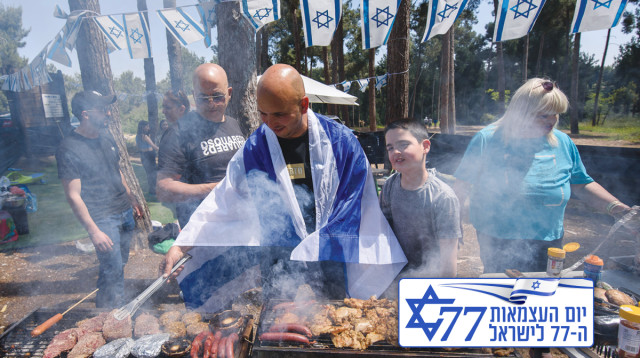 ישראלים עושים "על האש" ביום העצמאות (צילום: איל מרגולין, פלאש 90)