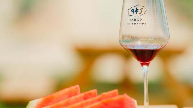 כוס יין ואבטיח קר ביקב פאר (צילום: יקב פאר)