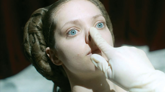 סצינות שיגרמו לכם לעצום את העיניים. מתוך “האחות המכוערת"  (צילום: קולנוע לב)