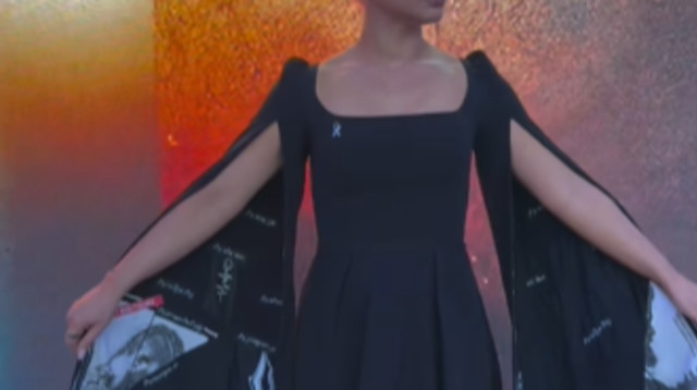 מעיין אדם עם השמלה ועליה שמות 26 נופלים (צילום: מתוך אינסטגרם)