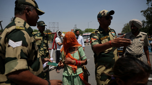 הגבול בין הודו לפקיסטן בקשמיר (צילום: רויטרס)