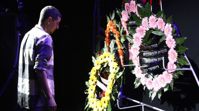  אור לוי, שורד שבי, הניח זר חטופים בעצרת זיכרון בגבעתיים (צילום: דוברות העירייה)