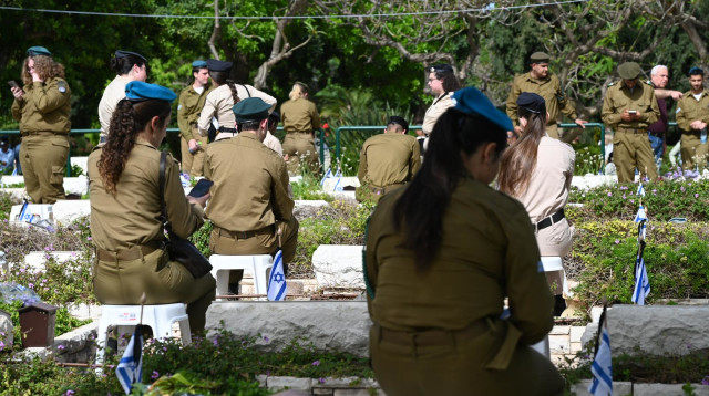 יום הזיכרון בקריית שאול (צילום: אבשלום ששוני)