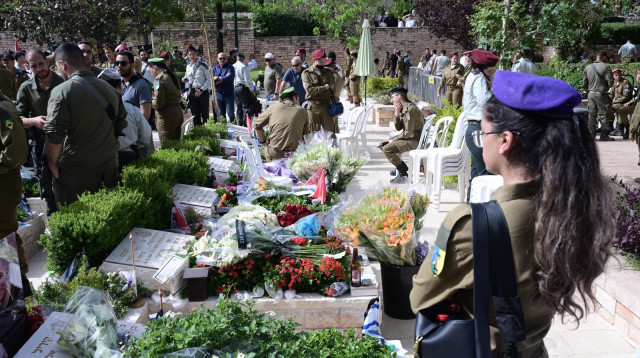 יום הזיכרון בקריית שאול (צילום: אבשלום ששוני)