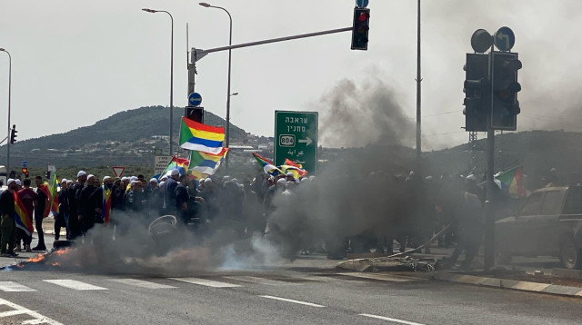 דרוזים מוחים בגליל המערבי בעקבות העימותים בסוריה (צילום: דוברות המשטרה)