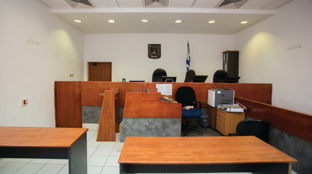 אולם בית משפט ריק (צילום: יונתן זינדל, פלאש 90)
