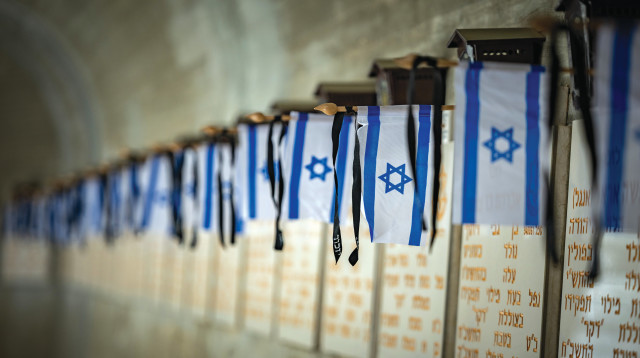 דגלים על קברי חיילים בהר הרצל (צילום: יונתן זינדל, פלאש 90)