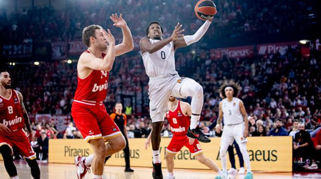 טי ג'יי שורטס (פריז בסקטבול) מול סשה וזנקוב (אולימפיאקוס) (צילום: Gettyimages)