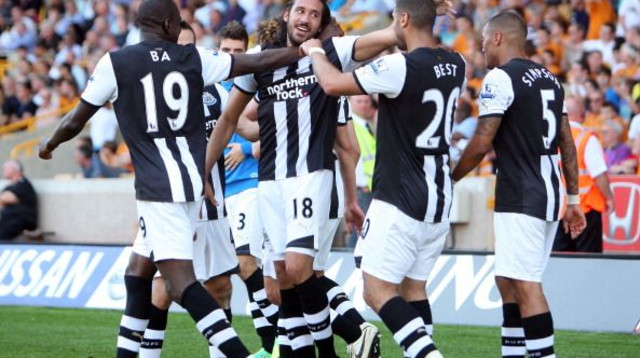 שחקני ניוקאסל חוגגים עם חונאס גוטיירס (צילום: Gettyimages)