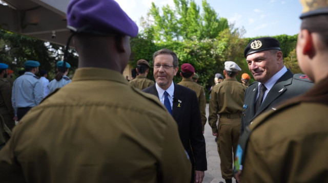 יצחק הרצוג ואייל זמיר מברכים את מצטייני הנשיא (צילום: אלעד מלכה)