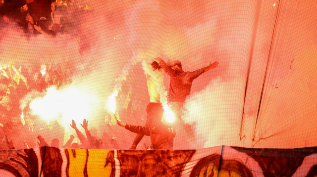 אבוקות של אוהדי בית"ר ירושלים (צילום: דני מרון)