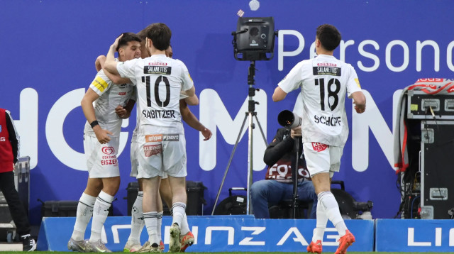 שחקני וולפסברגר חוגגים (צילום: GettyImages, Severin Aichbauer)