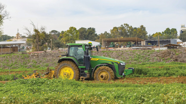 טרקטור חורש שדה סמוך לגבול עזה (צילום: לירון מולדובן, פלאש 90)