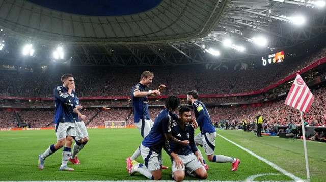 שחקני מנצ'סטר יונייטד חוגגים מול בילבאו (צילום: Juanma - UEFA)