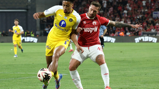 טייריס אסנטה שחקן מכבי תל אביב לצד יורי מדיירוש שחקן הפועל באר שבע (צילום: דני מרון)